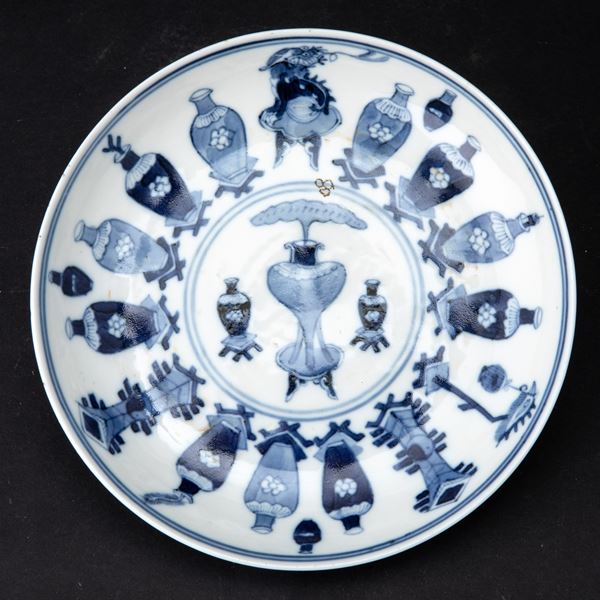 Piatto in porcellana bianca e blu con decori naturalistici, Cina, Dinastia Qing, marca e del periodo Guangxu (1875-1908)