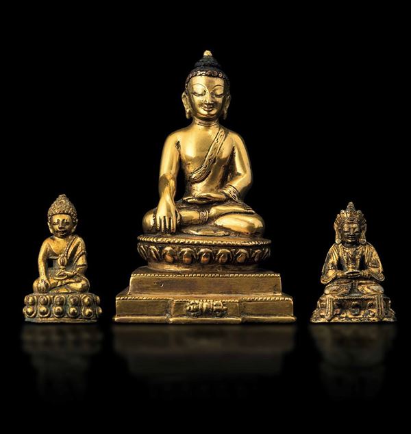 Tre piccole sculture raffiguranti Buddha in bronzo, Cina, Dinastia Qing, epoca Qianlong (1736-1796)