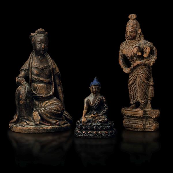 Lotto composto da tre sculture in legno raffiguranti divinità, Cina/Sri Lanka/Tibet, XVI/XVII secolo