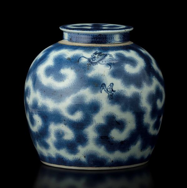 Potiche in porcellana bianca e blu con figura di drago tra le nuvole, Cina, Dinastia Qing, epoca Kangxi (1662-1722)