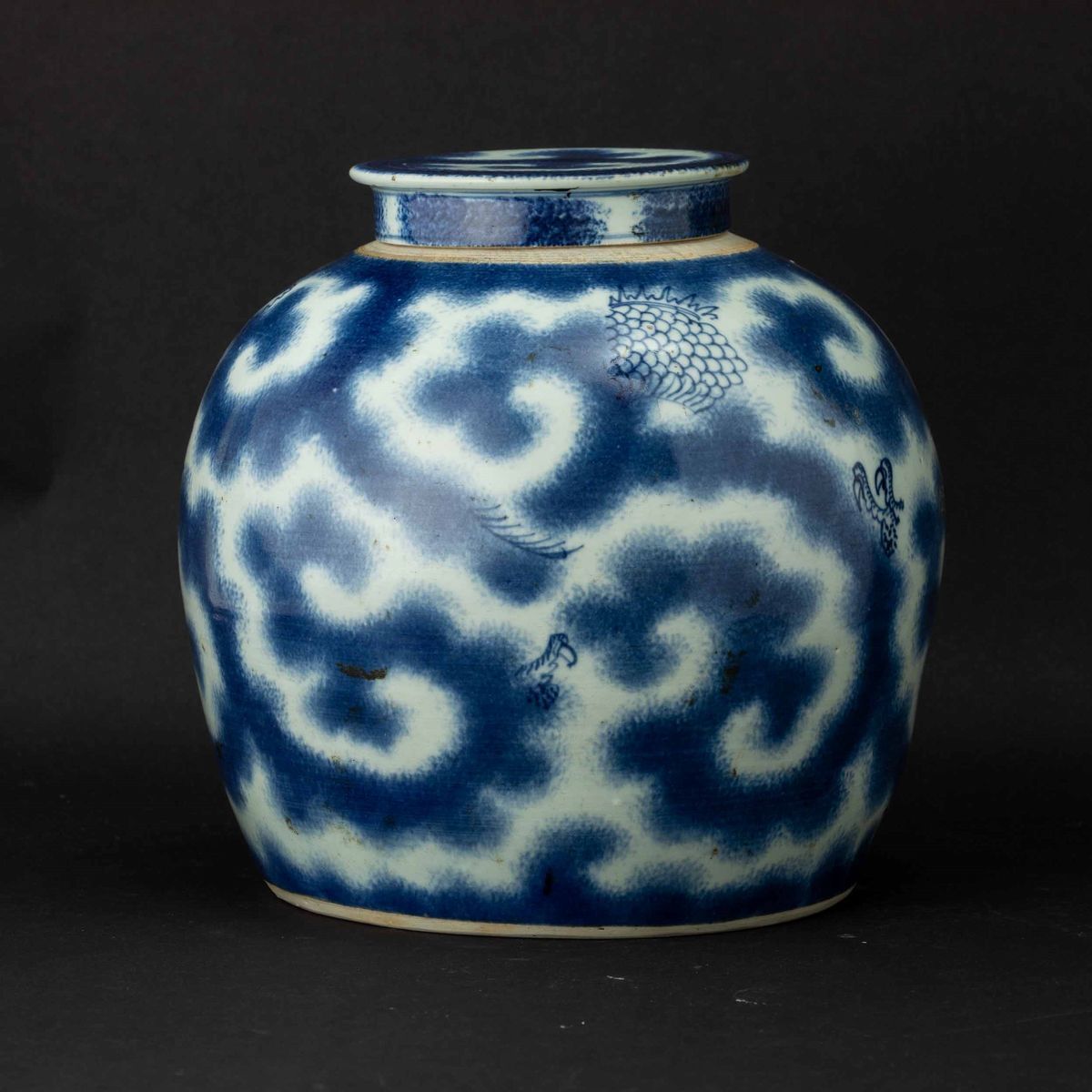 Potiche in Porcellana Bianca e Blu con Figura di Drago tra le Nuvole, Cina, Dinastia Qing, Epoca ...