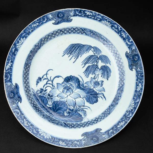 Piatto in porcellana bianca e blu con decori floreali, Cina, Dinastia Qing, XIX secolo