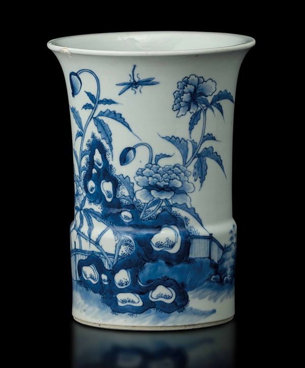 Vaso a tromba in porcellana bianca e blu con decoro naturalistico, Cina, Dinastia Qing, epoca Kangxi (1662-1722)