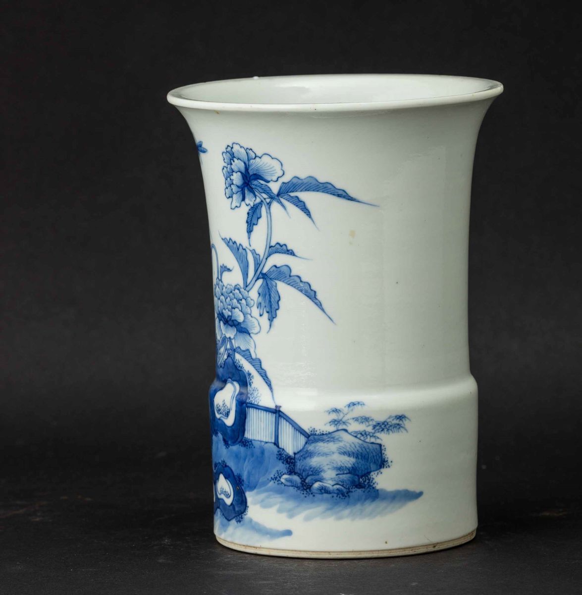 Vaso a Tromba in Porcellana Bianca e Blu con Decoro Naturalistico, Cina, Dinastia Qing, Epoca Kan...
