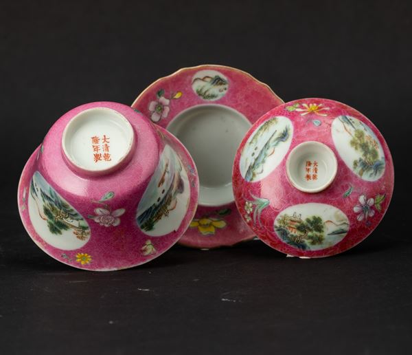 Piccola ciotola con coperchio e piattino in porcellana con raffigurazioni di paesaggio entro riserve, Cina, Repubblica, XX secolo