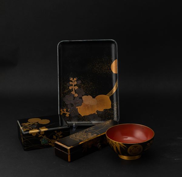 Lotto composto da due scatoline, una ciotola e un vassoio in lacca con decori floreali, Giappone, periodo Meiji (1868-1912)