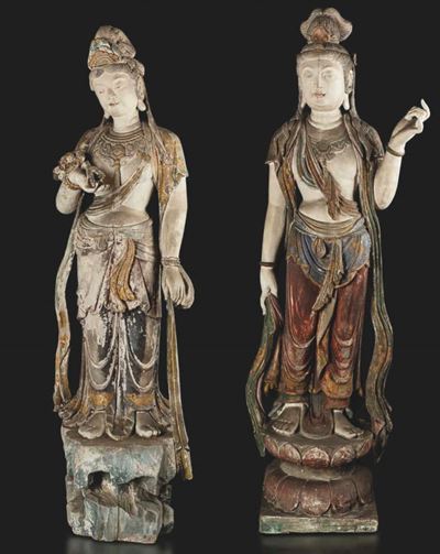 Due Figure di Guanyin Stanti Finemente Scolpite in Legno Parzialmente Dipinto, Cina, Dinastia Min...