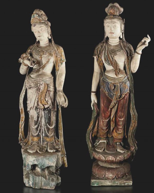 Due figure di Guanyin stanti finemente scolpite in legno parzialmente dipinto, Cina, Dinastia Ming,  [..]