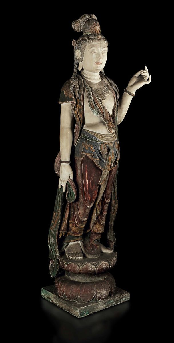 Due Figure di Guanyin Stanti Finemente Scolpite in Legno Parzialmente Dipinto, Cina, Dinastia Min...