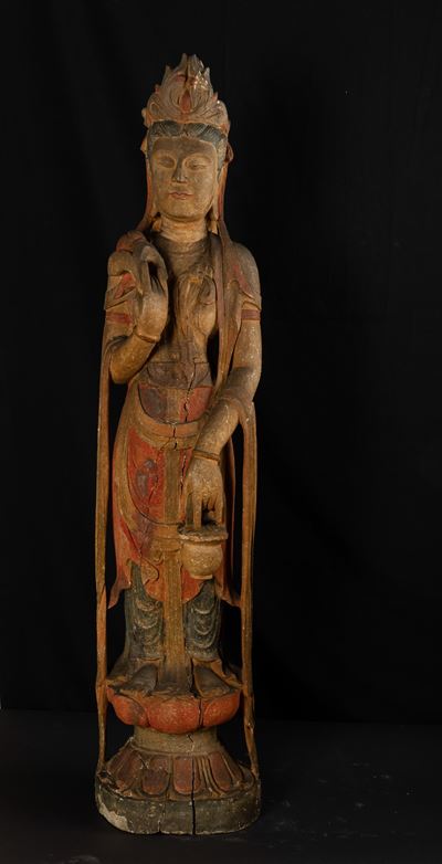 Figura di Guanyin Stante su Fiore di Loto in Legno Laccato Policromo, Cina, Dinastia Qing, XVIII ...