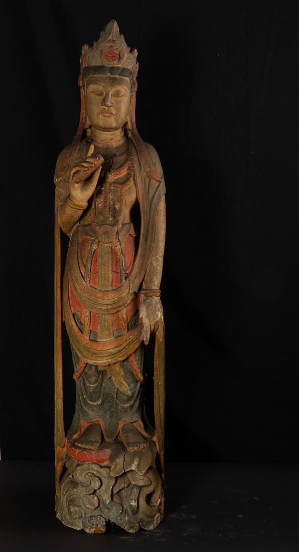 Figura di Guanyin stante in legno laccato policromo, Cina, Dinastia Qing, XVIII secolo