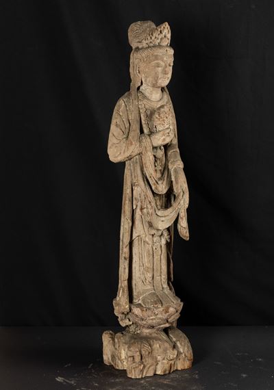 Figura di Guanyin Stante Scolpita in Legno, Cina, Dinastia Qing, XIX Secolo