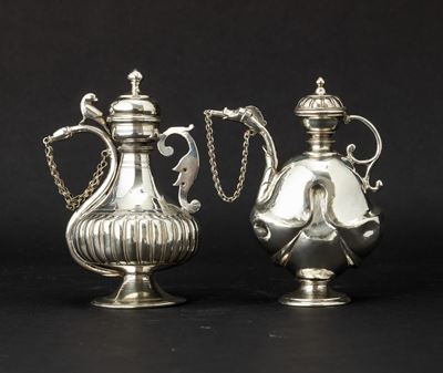India, Due piccole fiasche d’argento con coperchio, beccuccio e chiusura a catenina, XIX secolo