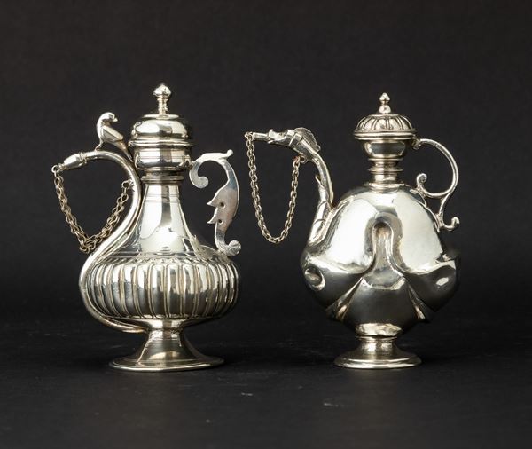 Due piccole fiasche d’argento con coperchio e beccuccio con chiusura a catenina, India, XIX secolo