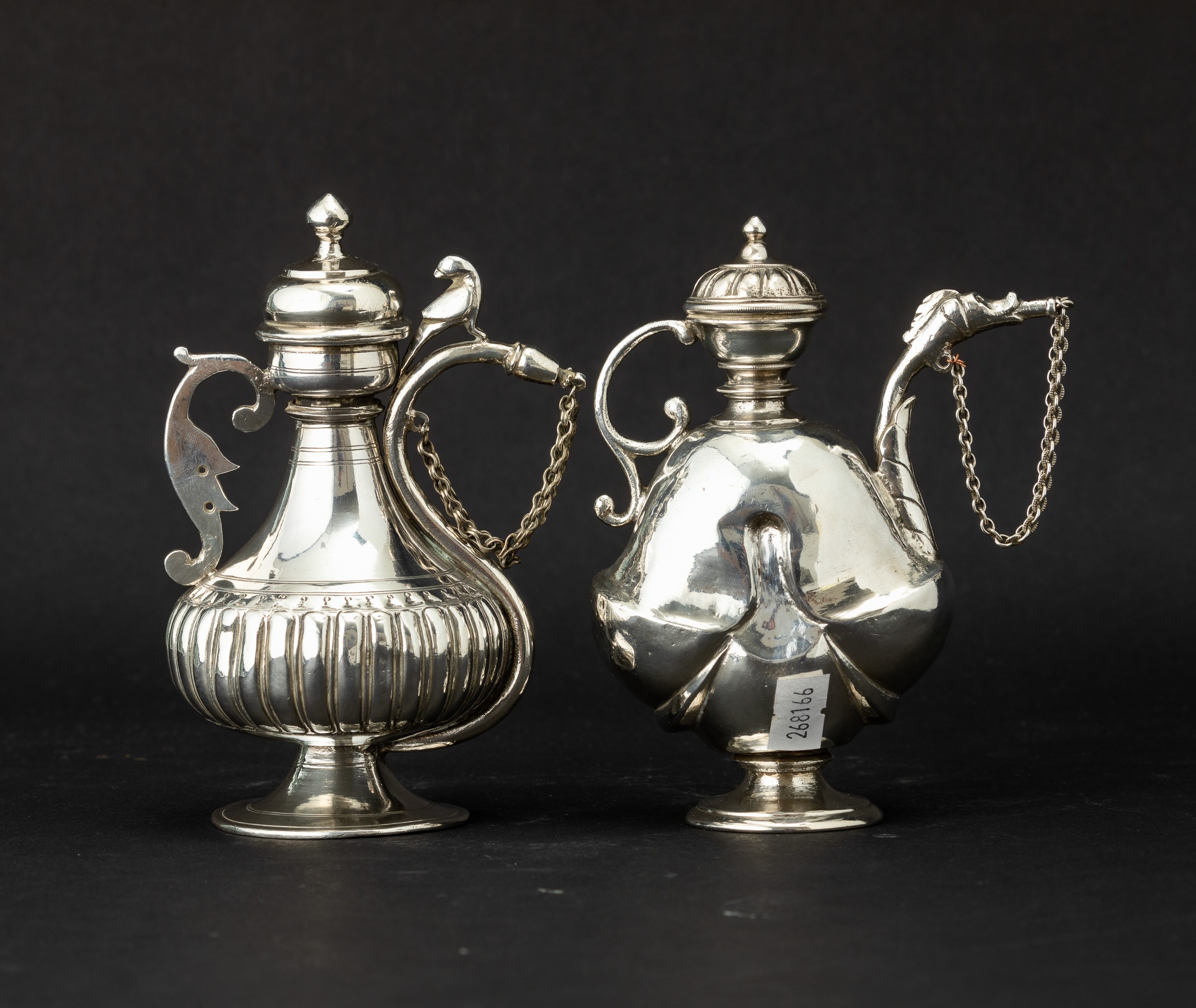 India, Due piccole fiasche d’argento con coperchio, beccuccio e chiusura a catenina, XIX secolo