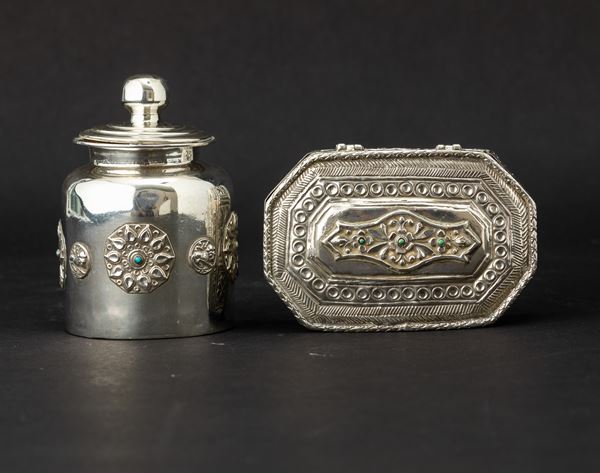 Due scatole in argento sbalzato e inciso con innesti di turchese, India, XIX secolo