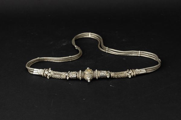 Cintura in argento con fibbia decorata con fiori e maschere di leone, Tibet, XIX secolo