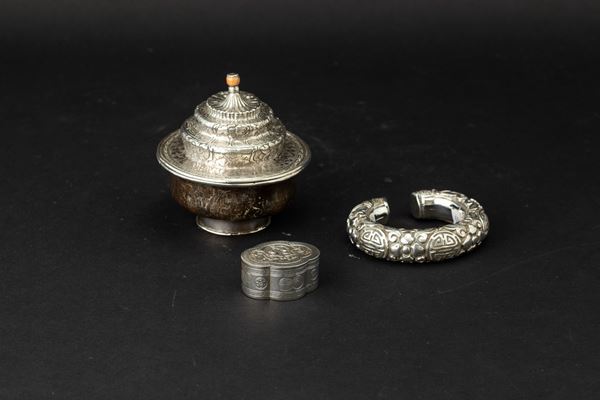 Lotto composto da ciotola da thè, bracciale e snuff box in argento, Tibet/Cina, XIX secolo