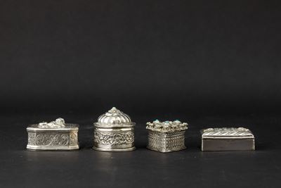 Quattro piccole scatole, argento sbalzato e inciso, India, XIX secolo