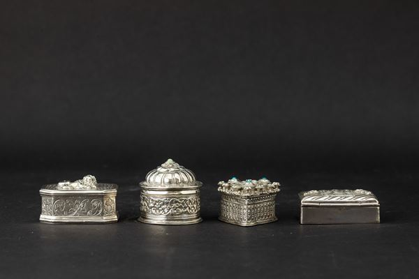 Quattro piccole scatole in argento sbalzato e inciso, India, XIX secolo