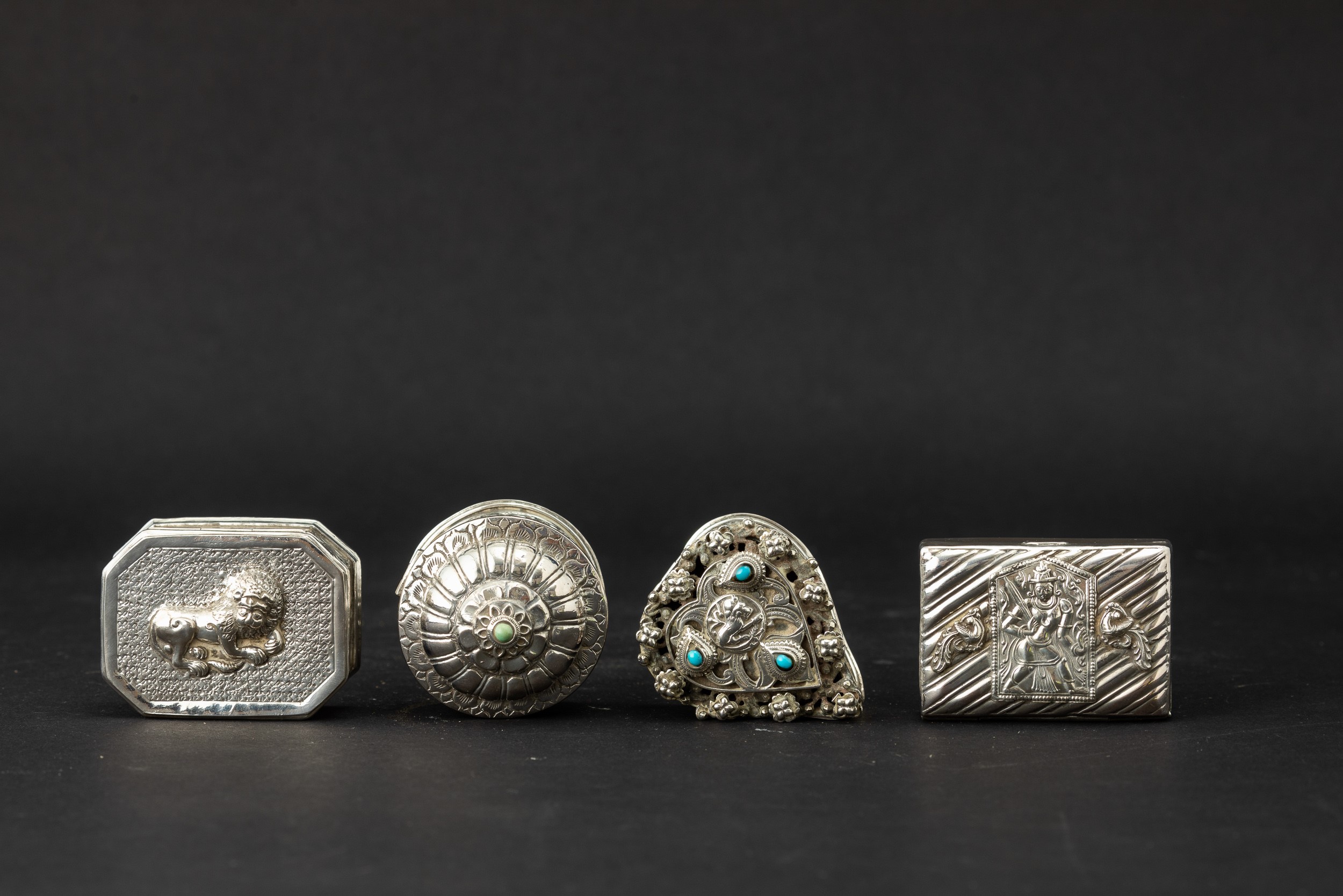 Quattro piccole scatole, argento sbalzato e inciso, India, XIX secolo
