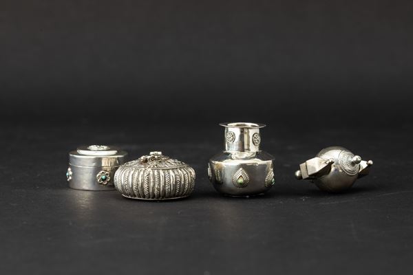 Quattro piccoli contenitori in argento, India, XIX secolo