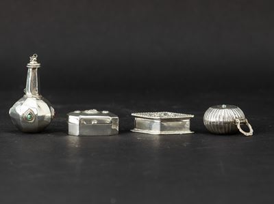 India, Tre scatoline e una fiaschetta in argento, stoffe e metallo, XIX secolo