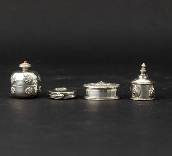 Quattro scatoline in argento sbalzato e cesellato, India, XIX secolo