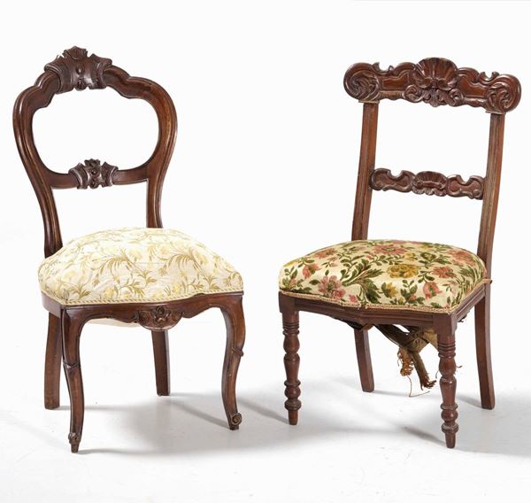 Due sedie diverse in legno intagliato. XIX-XX secolo