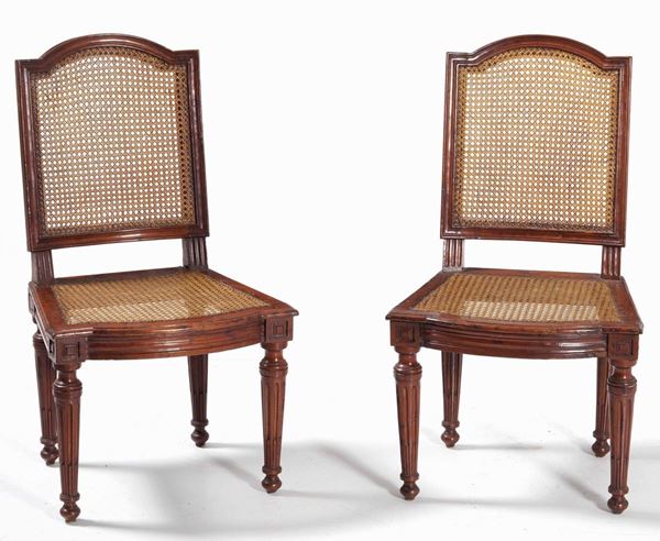 Coppia di sedie Luigi XVI in noce intagliato. XVIII-XIX secolo
