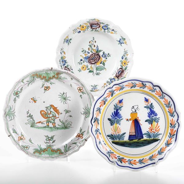 Tre piatti  Cerreto, XVIII secolo; Francia, Quimper, XIX-XX secolo; probabilmente Italia alla maniera di Mustier, XIX-XX secolo