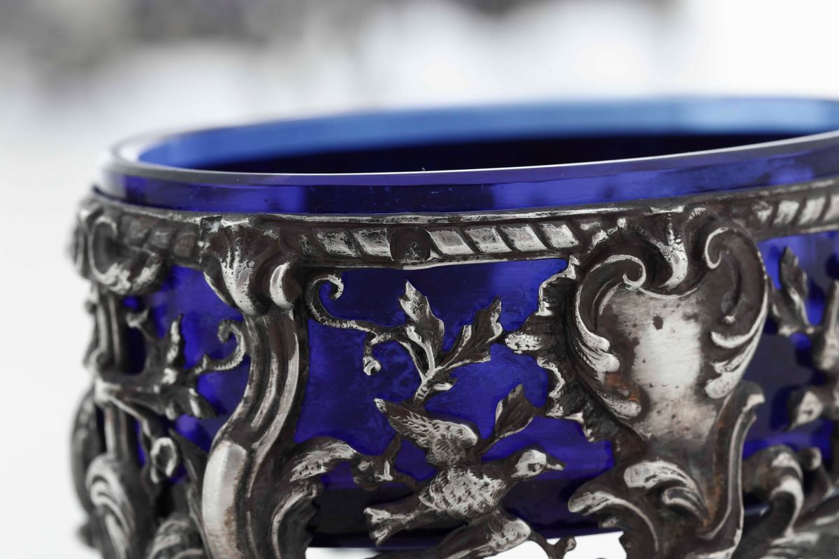 Mostardiera e Sei Saliere in Argento Primo Titolo Fuso, Traforato e Cesellato e Vetro Blu Cobalto...