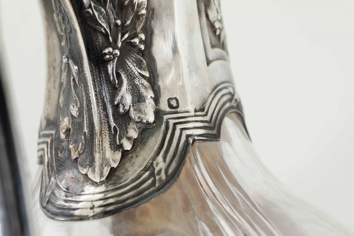 Coppia di Caraffe in Argento Fuso, Sbalzato e Cesellato e Vetro. Francia Prima Metà del XX Secolo