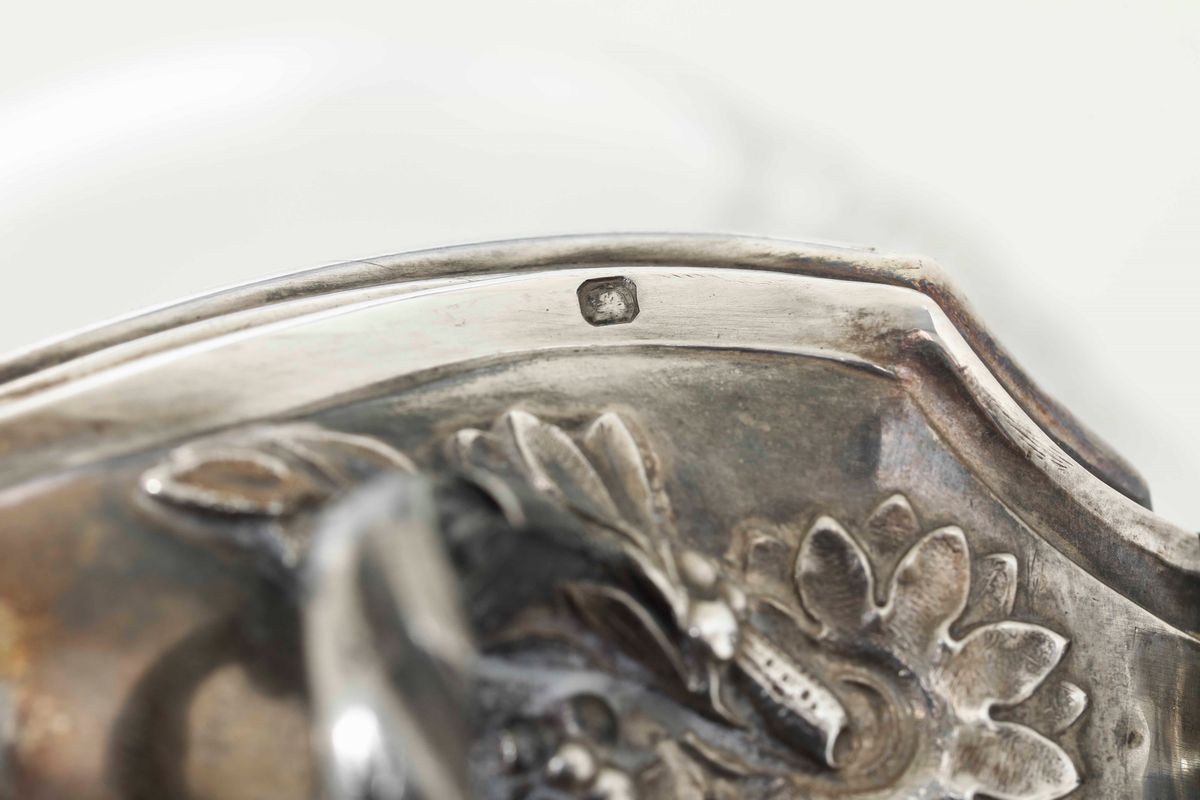 Coppia di Caraffe in Argento Fuso, Sbalzato e Cesellato e Vetro. Francia Prima Metà del XX Secolo