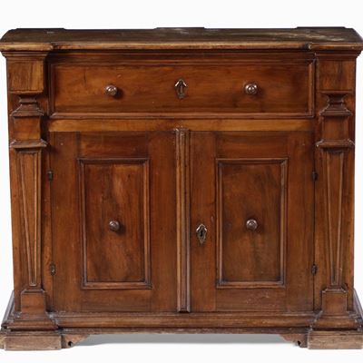 Credenza in Noce a Due Ante. Italia Centrale