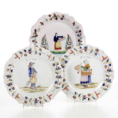 Tre Piatti con Costumi. Francia (sarthe), Manifatture di Malicorne, Dopo il 1890 e Probabilmente ...