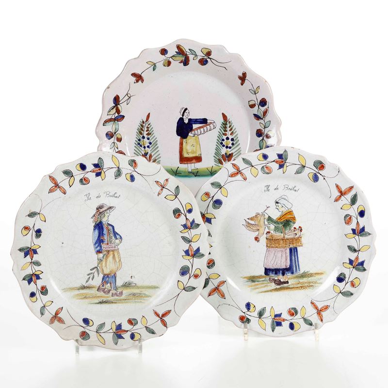 Tre piatti con costumi  Francia (Sarthe), Manifatture di Malicorne, dopo il 1890 e probabilmente Quimper  - Asta Ceramiche - Cambi Casa d'Aste