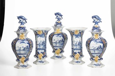 “garniture” di Cinque Vasi.olanda, Delft, Manifattura “de Drey Clocken”, 1725-1764.