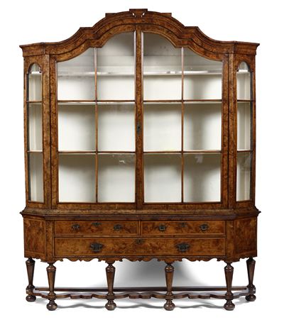 Grande Vetrina Impiallacciata in Radica di Noce. Olanda, XVIII Secolo