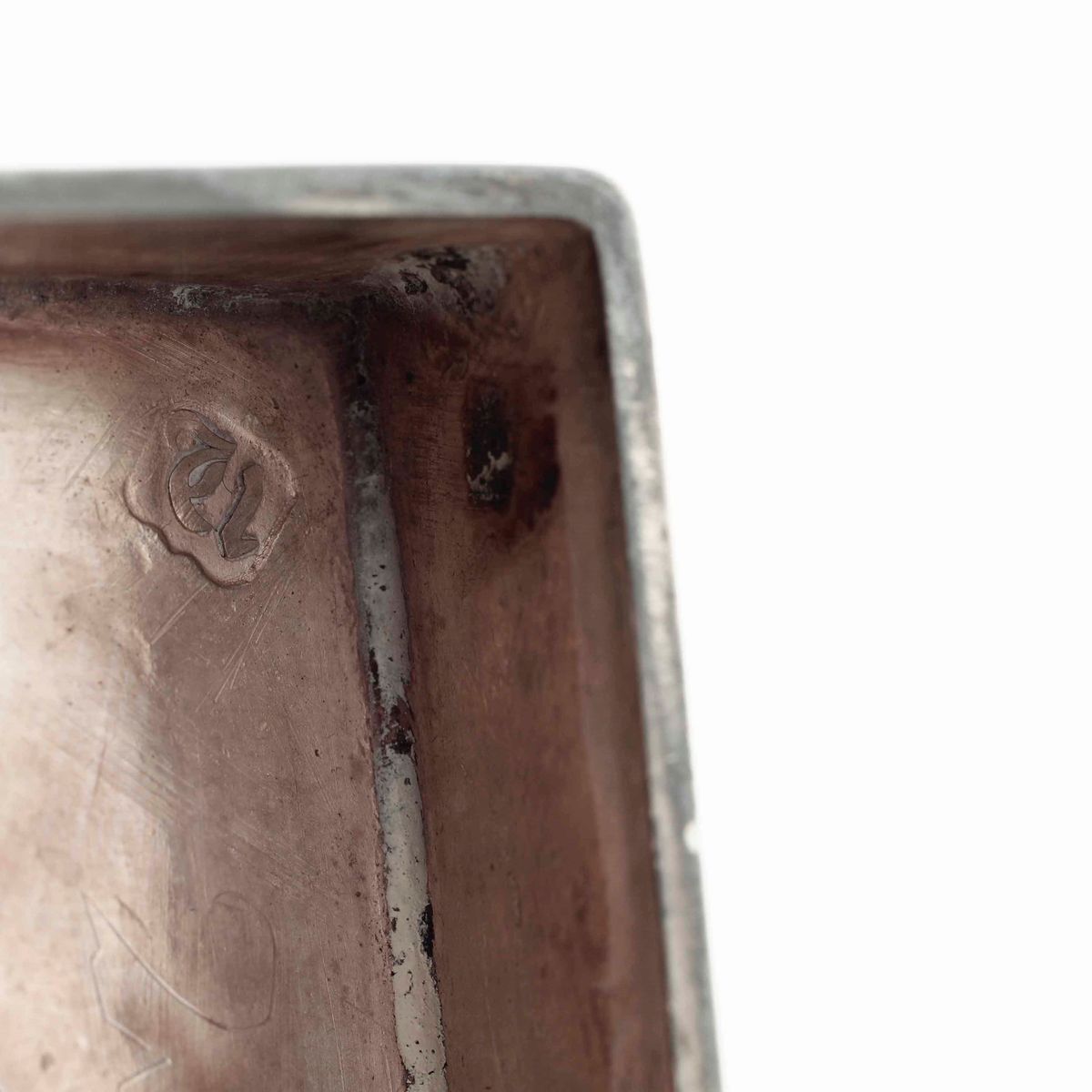 Coppa Biansata in Argento Fuso, Sbalzato e Cesellato. Bollo della Città di Londra 1775, Argentier...