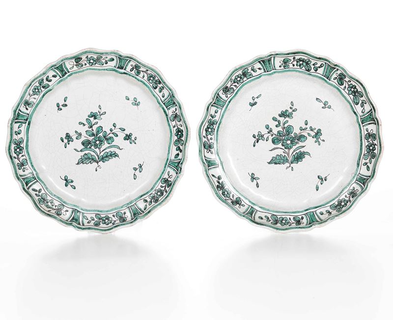 Coppia di piatti Alla maniera di Cerreto, XX secolo  - Auction Ceramics - Cambi Casa d'Aste