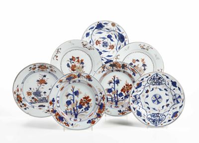Sette Piatti in Porcellana Imari con Decori Naturalistici, Cina, Dinastia Qing, Epoca Qianlong (1...