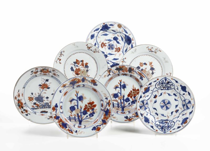 Sette piatti in porcellana Imari con decori naturalistici, Cina, Dinastia Qing, epoca Qianlong (1736-1796)  - Asta Arte Orientale - Cambi Casa d'Aste
