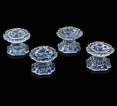 Quattro Saliere in Porcellana Bianca e Blu con Decori Floreali, Cina, Dinastia Qing, Epoca Kangxi...