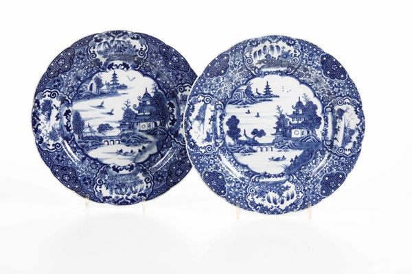 Coppia di piatti in porcellana blu e bianca con raffigurazioni di paesaggi con pagode entro riserve, Cina, Dinastia Qing, epoca Qianlong (1736-1796)