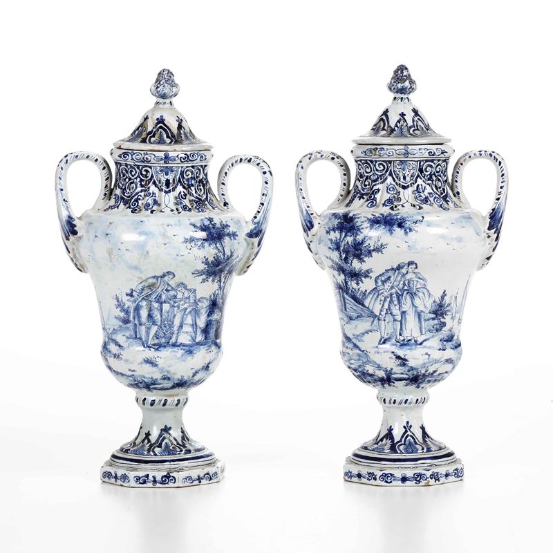 Coppia di vasi Pseudo Delft, XX secolo  - Auction Ceramics - Cambi Casa d'Aste