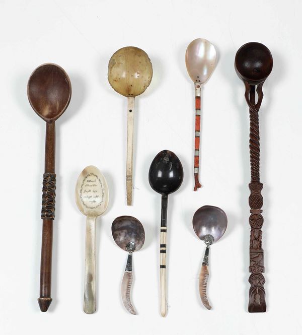 Raccolta di cucchiai etnologici in vari materiali, forme ed epoche diverse