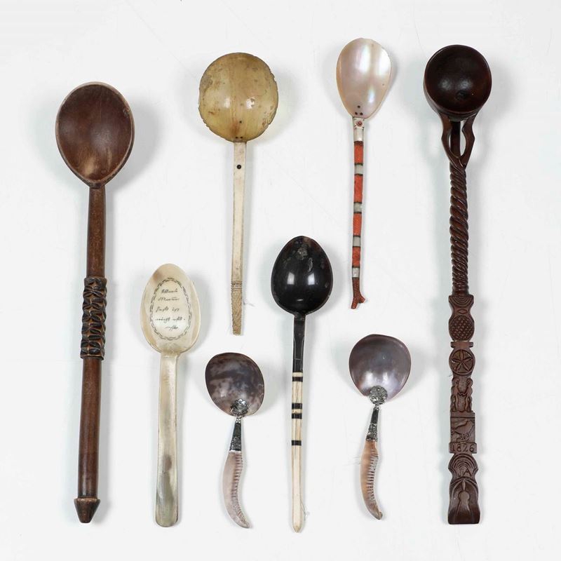 Raccolta di cucchiai etnologici in vari materiali, forme ed epoche diverse  - Auction Dimore italiane | Cambi Time - Cambi Casa d'Aste
