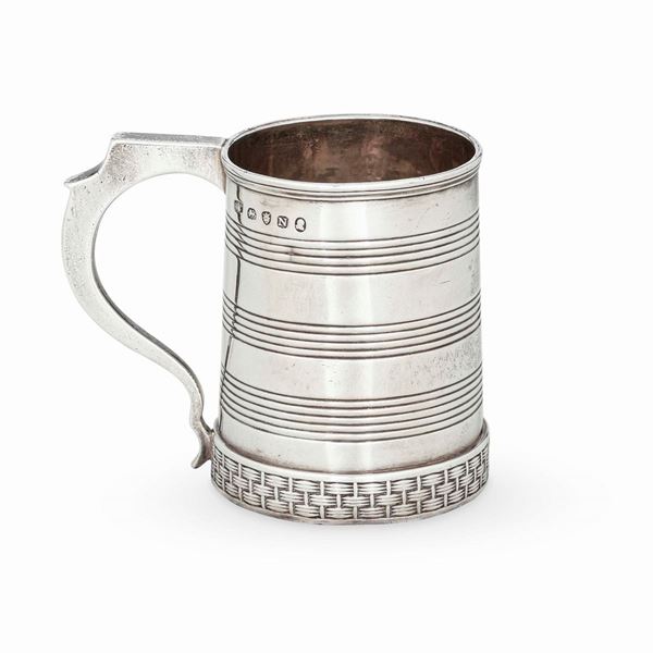 Mug in argento fuso, sbalzato e cesellato. Inghilterra, marchio della città di Londra per l'anno 1807, argentiere Thomas Powell
