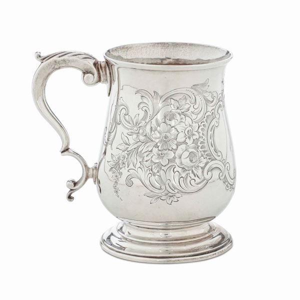 Mug in argento fuso, sbalzato e cesellato. Inghilterra, marchio della città di Londra per l'anno 1772, argentiere John Swift